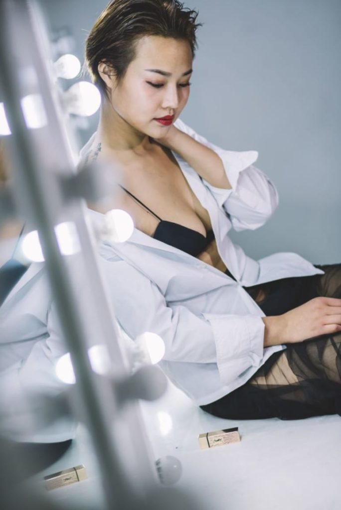 白色衬衫, 素人, 纹身, 黑色内衣 素人写真,丝丝情欲,黑色的内衣,妩媚与性感,私房写真